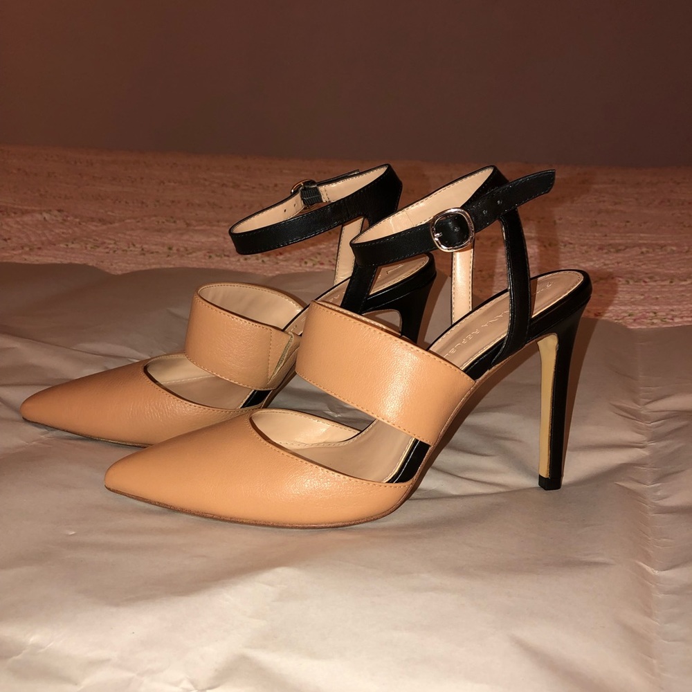 Banana Republic size 7 leather 4” heels 🔥